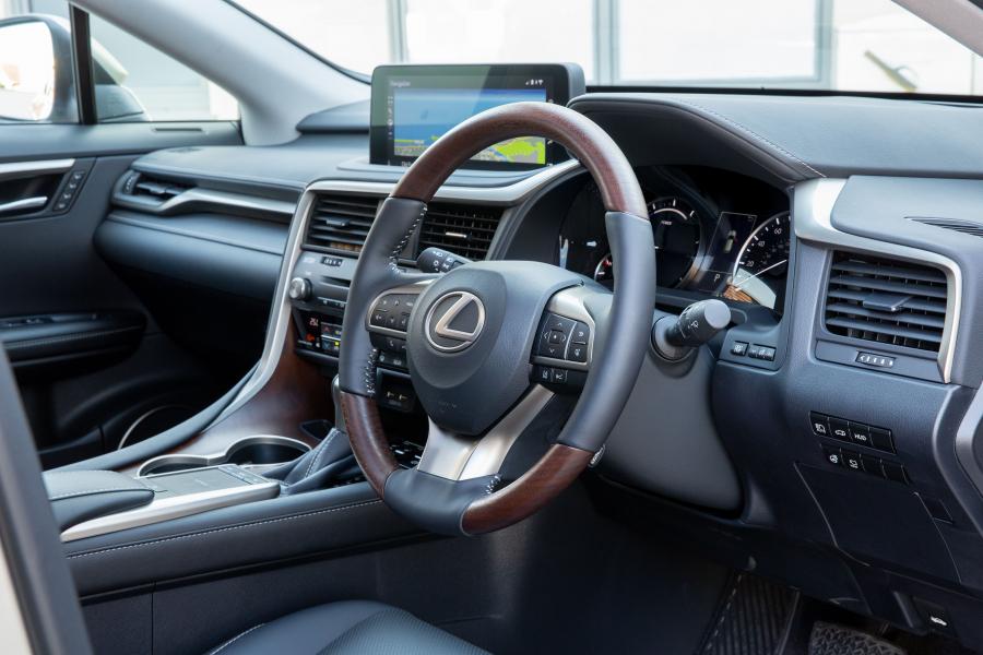 Интерьер Lexus RX450hL 2019 года  (UK) (фото 25 из 40)